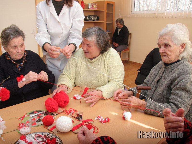 Слепи хора правят мартеници на Кенана - Haskovo.info - Всичко за Хасково