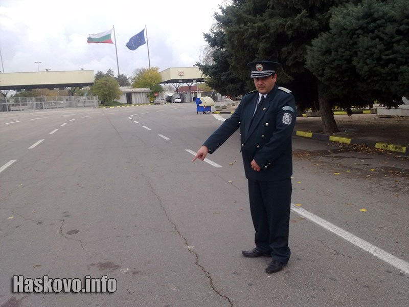 Шефът на Гранична полиция Свиленград показва мястото на инцидента