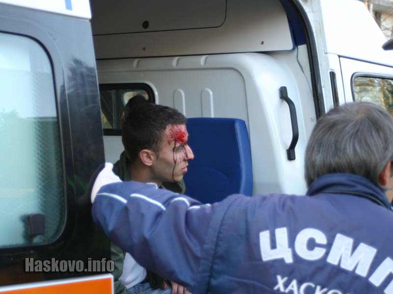 Шофьорът на Фолксвагена беше откаран в болницата Шофьорът на Фолксвагена беше откаран в болницата