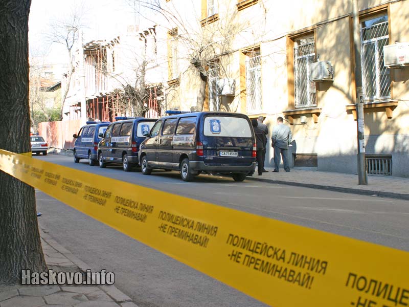 Блокираните улици около съда