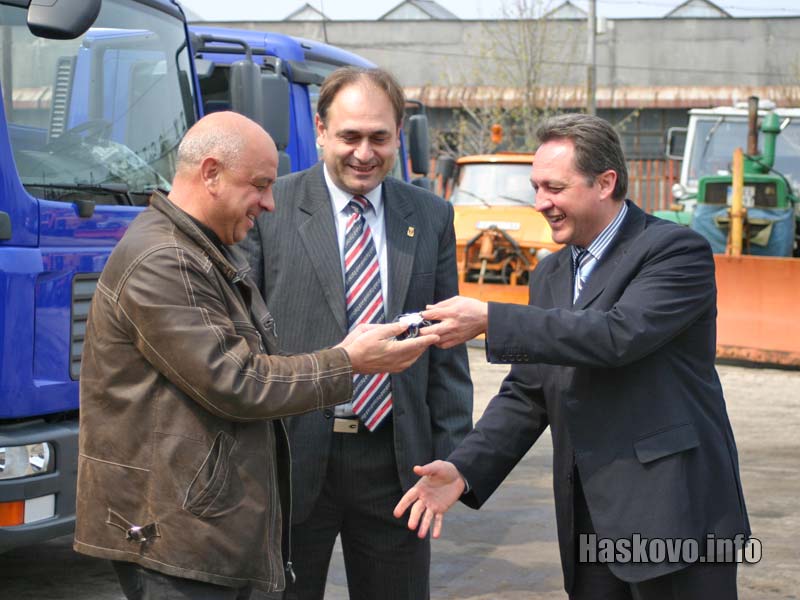 Представител на Ман връчи ключовете за новите камиони