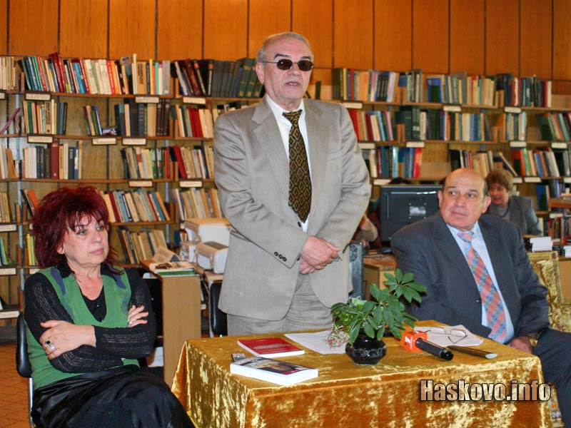 Евгений Гиндев (в средата) Евгений Гиндев (в средата)