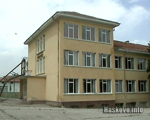 Училището в Караманци Училището в Караманци