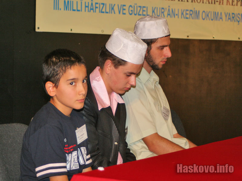 Захри Журналов (в средата)