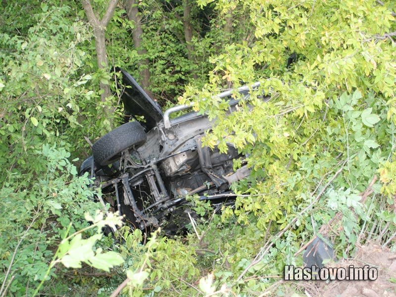 Джипът е излетял в дерето Джипът е излетял в дерето