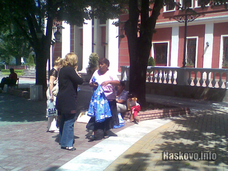 Ромките пред театъра Ромките пред театъра