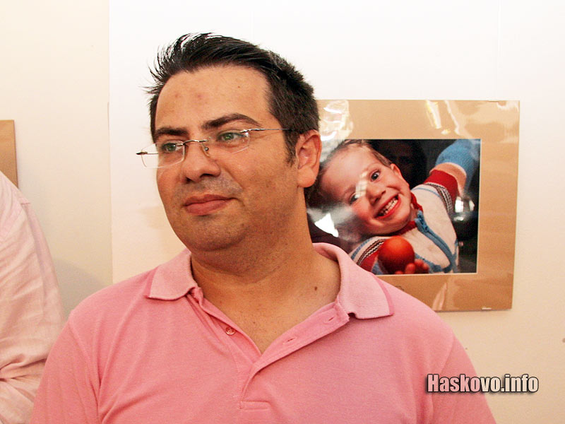 Славян Костов пред снимката си Славян Костов пред снимката си