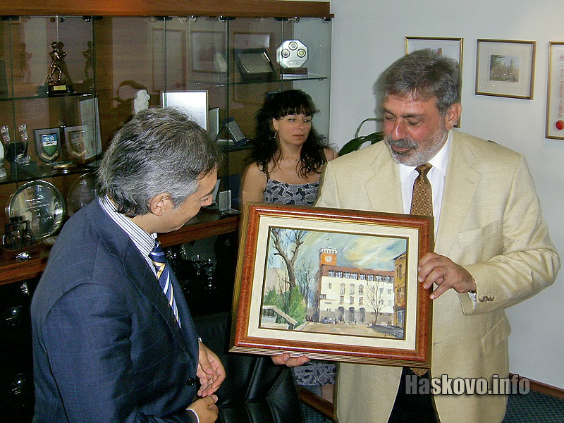 Георги Иванов подари картина
