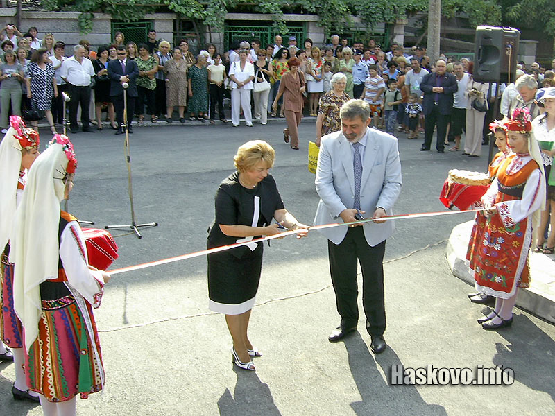 Министър Масларова и кметът Иванов прерязаха лентата на комплекса Министър Масларова и кметът Иванов прерязаха лентата на комплекса
