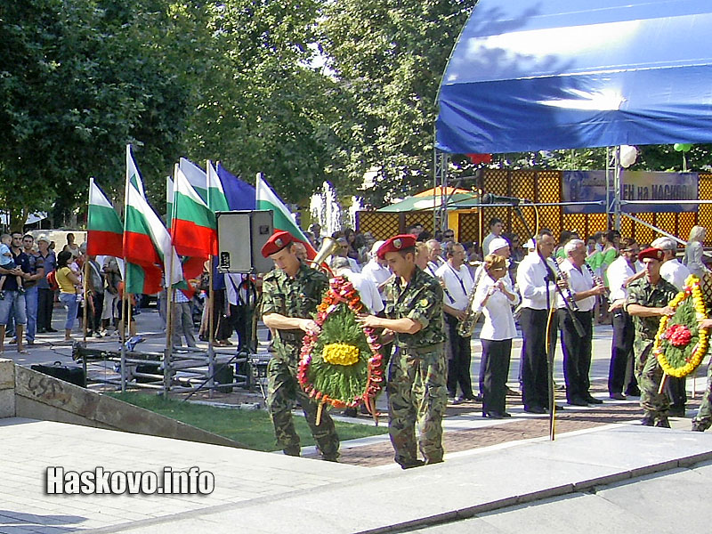 Поднасяне на венци и цветя за Съединението миналата година Поднасяне на венци и цветя за Съединението миналата година