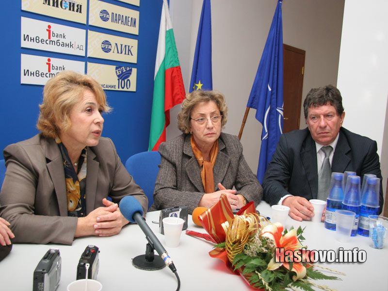 Емилия Масларова представи Господин Георгиев (в дясно) Емилия Масларова представи Господин Георгиев (в дясно)