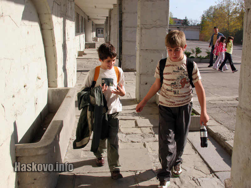 Децата от Васил Левски захвърлиха якетата