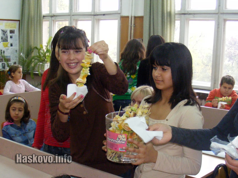 Гостите получиха шишчета от плодове Гостите получиха шишчета от плодове