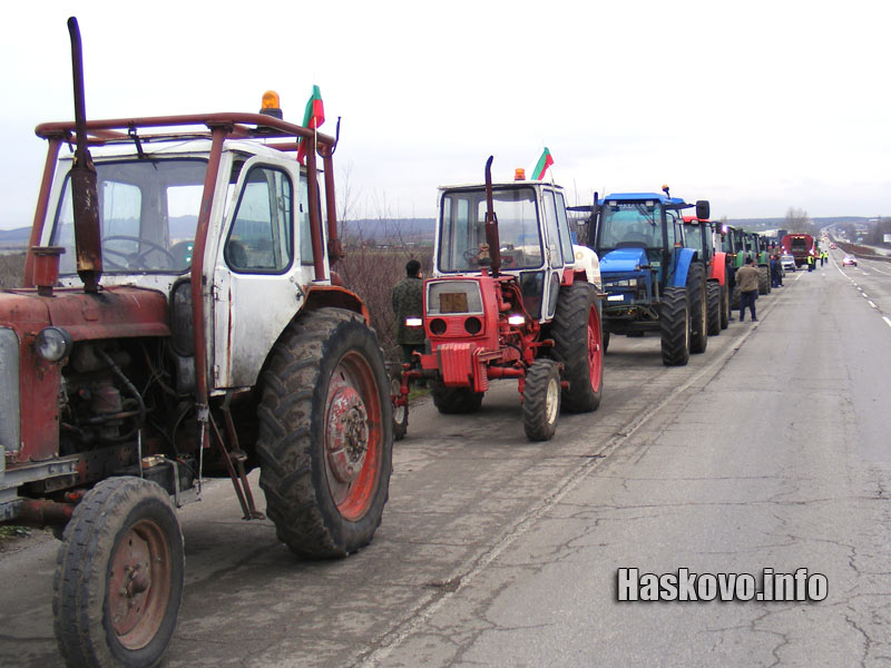 Вчера зърнопроизводителите също изкараха тракторите на пътя Вчера зърнопроизводителите също изкараха тракторите на пътя