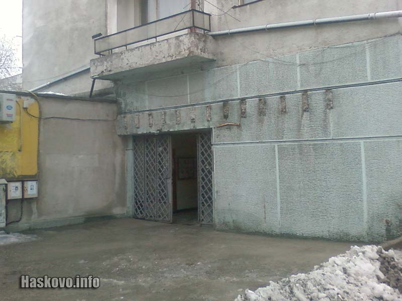 опасната козирка беше премахната от Гражданска защита опасната козирка беше премахната от Гражданска защита