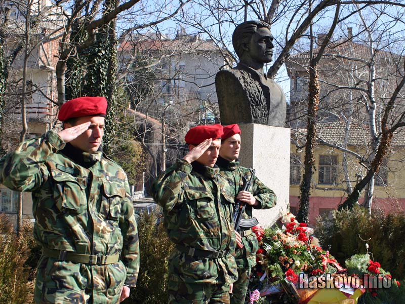 Паметникът на Левски Паметникът на Левски