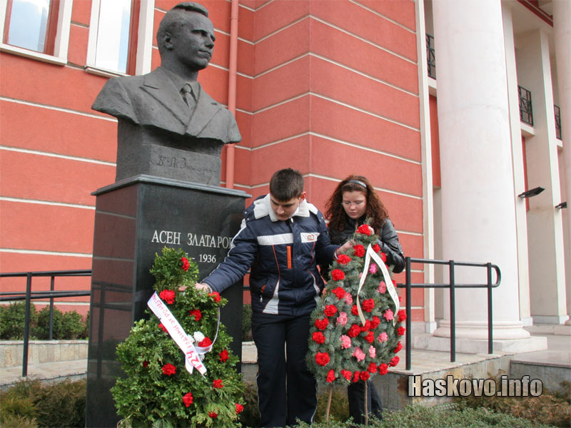 Поднасяне на венци пред паметника на Асен Златаров Поднасяне на венци пред паметника на Асен Златаров