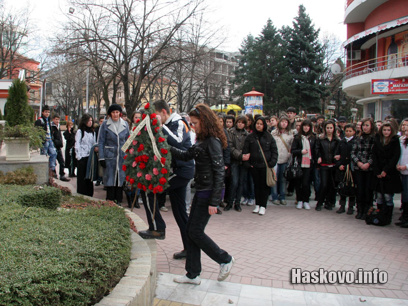 Поднасяне на венци пред паметника на Асен Златаров Поднасяне на венци пред паметника на Асен Златаров