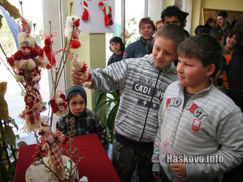 Мартеници в Младежки център Мартеници в Младежки център