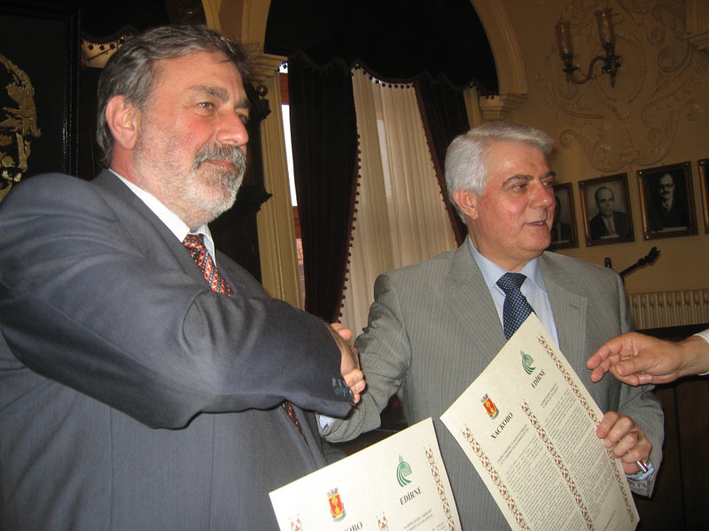 Георги Иванов и Хамди Седефчи при подписването на побратимяването Георги Иванов и Хамди Седефчи при подписването на побратимяването