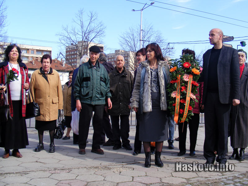 Хасковските тракийци поднесоха венци и цветя пред паметника на Капитан Петко Войвода Хасковските тракийци поднесоха венци и цветя пред паметника на Капитан Петко Войвода
