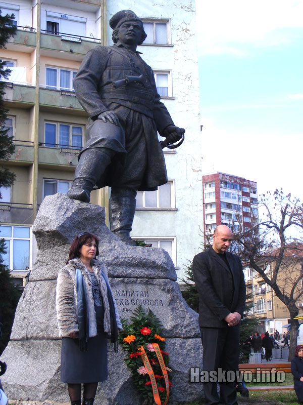 Хасковските тракийци поднесоха венци и цветя пред паметника на Капитан Петко Войвода Хасковските тракийци поднесоха венци и цветя пред паметника на Капитан Петко Войвода