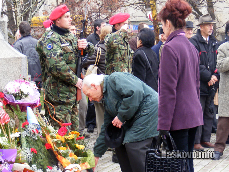 Граждани поднесоха цветя
