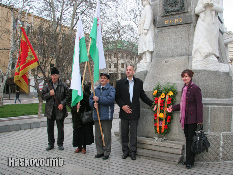 Пред паметника на Незнайния воин