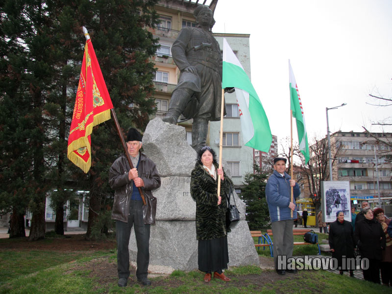 Пред паметника на Капитан Петко Войвода