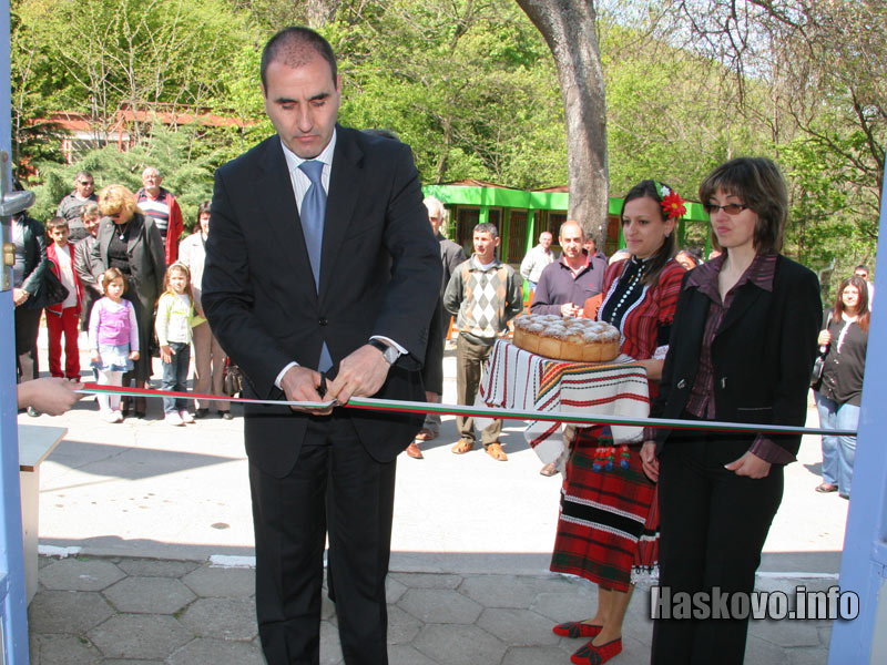 Рязането на лентата в курортното селище