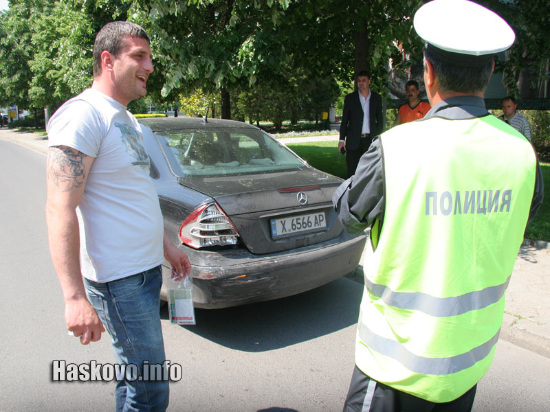 Полицаите снимаха Мерцедеса