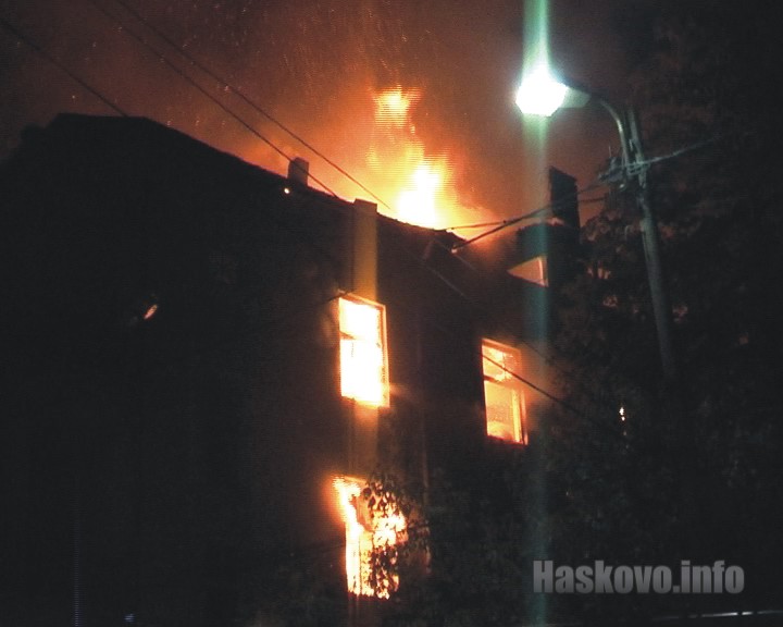 Горящият склад