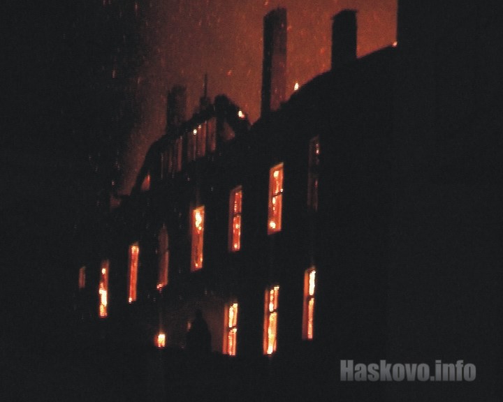 Горящият склад