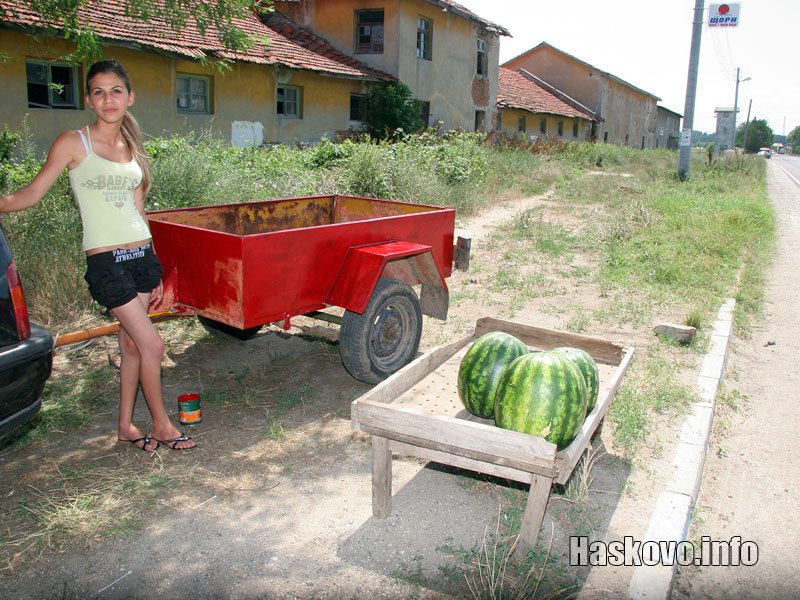 Даниела край дините Даниела край дините