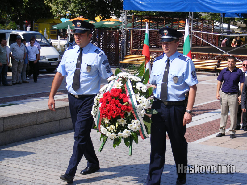 Поднасяне на венци и цветя за Съединението миналата година
