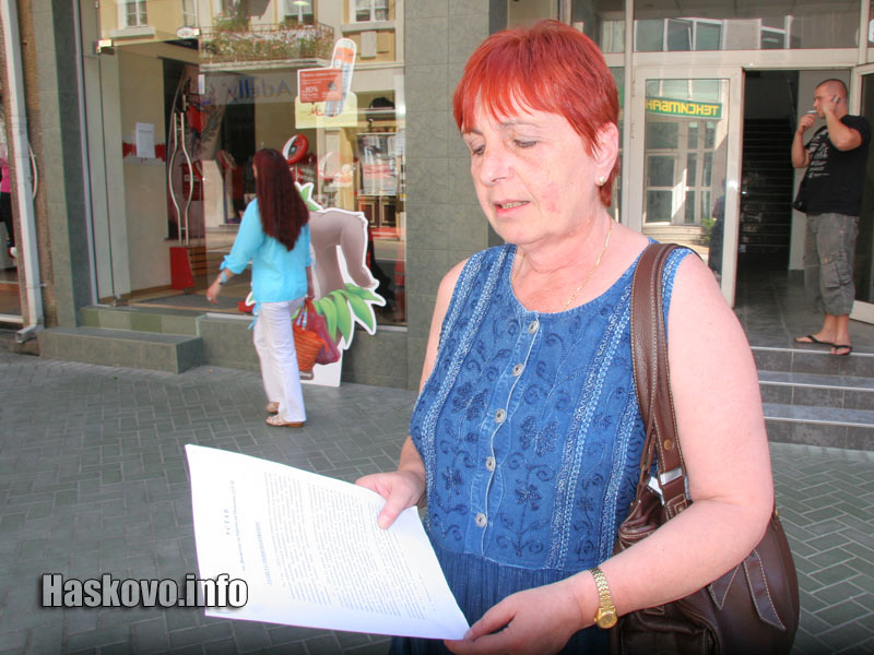 Анюта Лозева показа устава на ДЕН Анюта Лозева показа устава на ДЕН