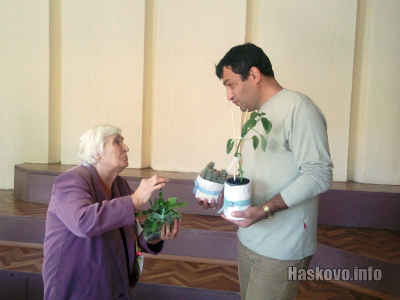 Марийка Кротнева подарява Любовно око на Петър Дялков Марийка Кротнева подарява Любовно око на Петър Дялков