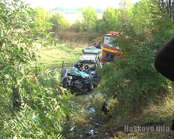 Колата се е обърната в пропастта
