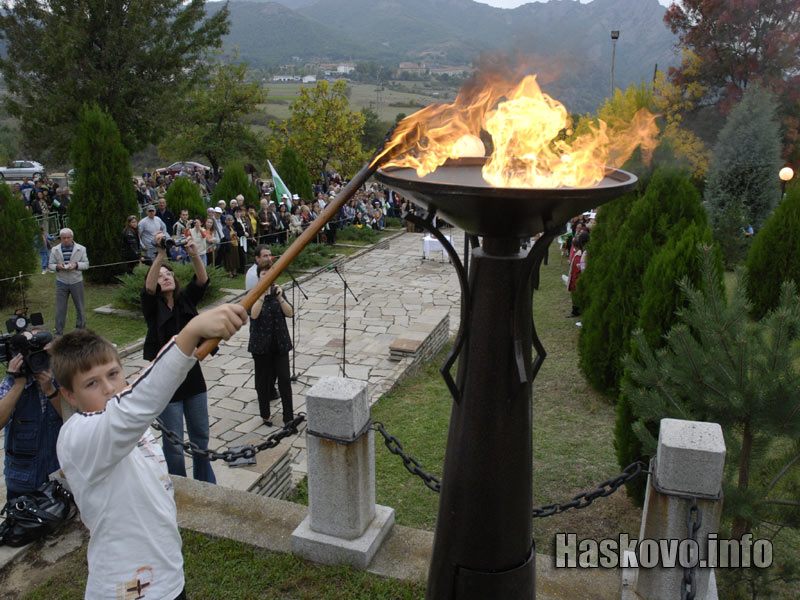 Паленето на огъня пред мемориала в Маджарово Паленето на огъня пред мемориала в Маджарово