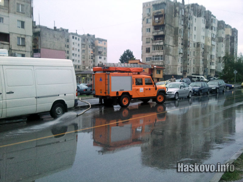Нивото на ул. Ком се оказа по-високо от подхода към блока Нивото на ул. Ком се оказа по-високо от подхода към блока