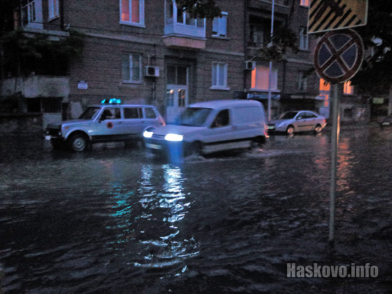 Водата снигаше почти до средата на гумите на автомобилите Водата снигаше почти до средата на гумите на автомобилите