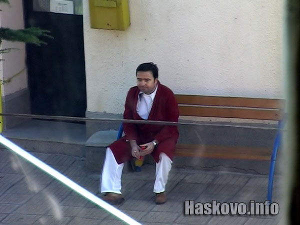 д-р Атанас Марашев на пейката пред кметството