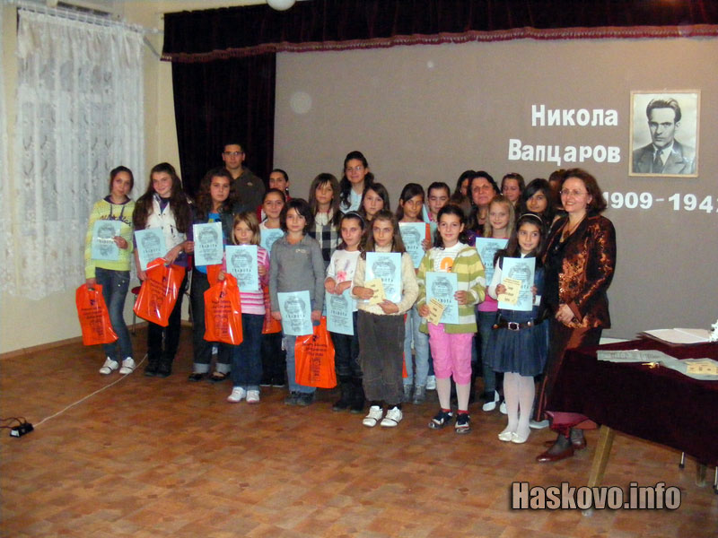 Най-добрите рецитатори получиха грамота и книга Най-добрите рецитатори получиха грамота и книга