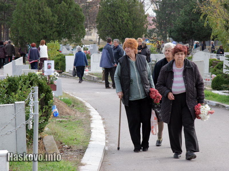 Стотици хора се събраха на гробищата на Задушница Стотици хора се събраха на гробищата на Задушница