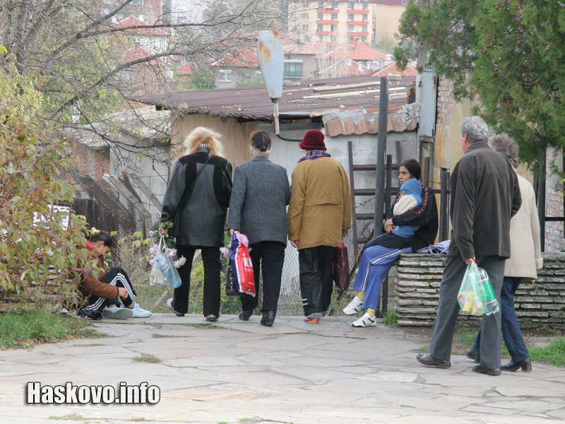 Мургави жени посрещаха от едната страна на гробищата Мургави жени посрещаха от едната страна на гробищата