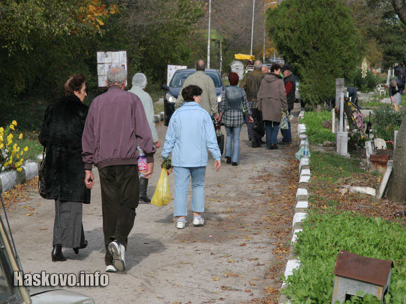 Стотици хора се събраха на гробищата за Задушница Стотици хора се събраха на гробищата за Задушница
