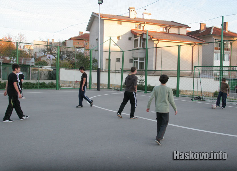 Деца играят футбол Деца играят футбол