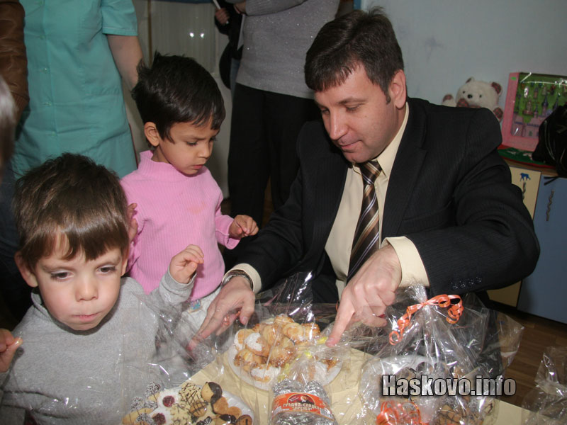 Румен Данев с децата от дом Надежда