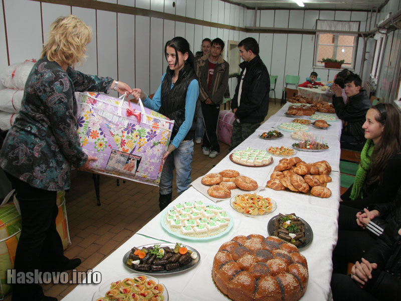 Децата от дома получават подаръци Децата от дома получават подаръци