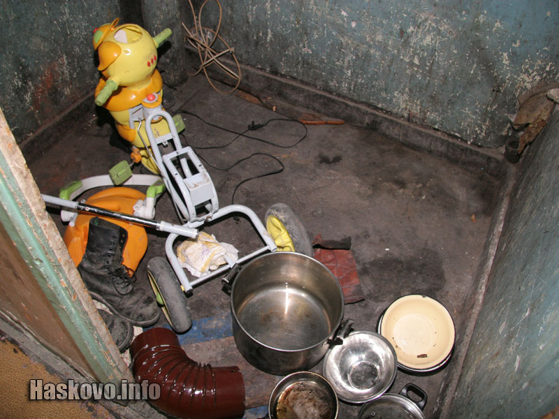 Посуда по земята в килера Посуда по земята в килера